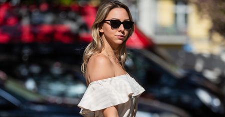 Biała sukienka mini z odkrytymi ramionami. Ten model z Zary podbija Instagram