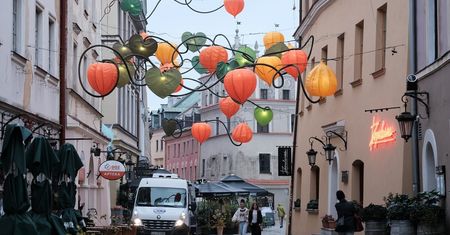Miechunki zawisły nad Starym Miastem. Nowa instalacja Koziary cieszy oko mieszkańców i turystów | ZDJĘCIA