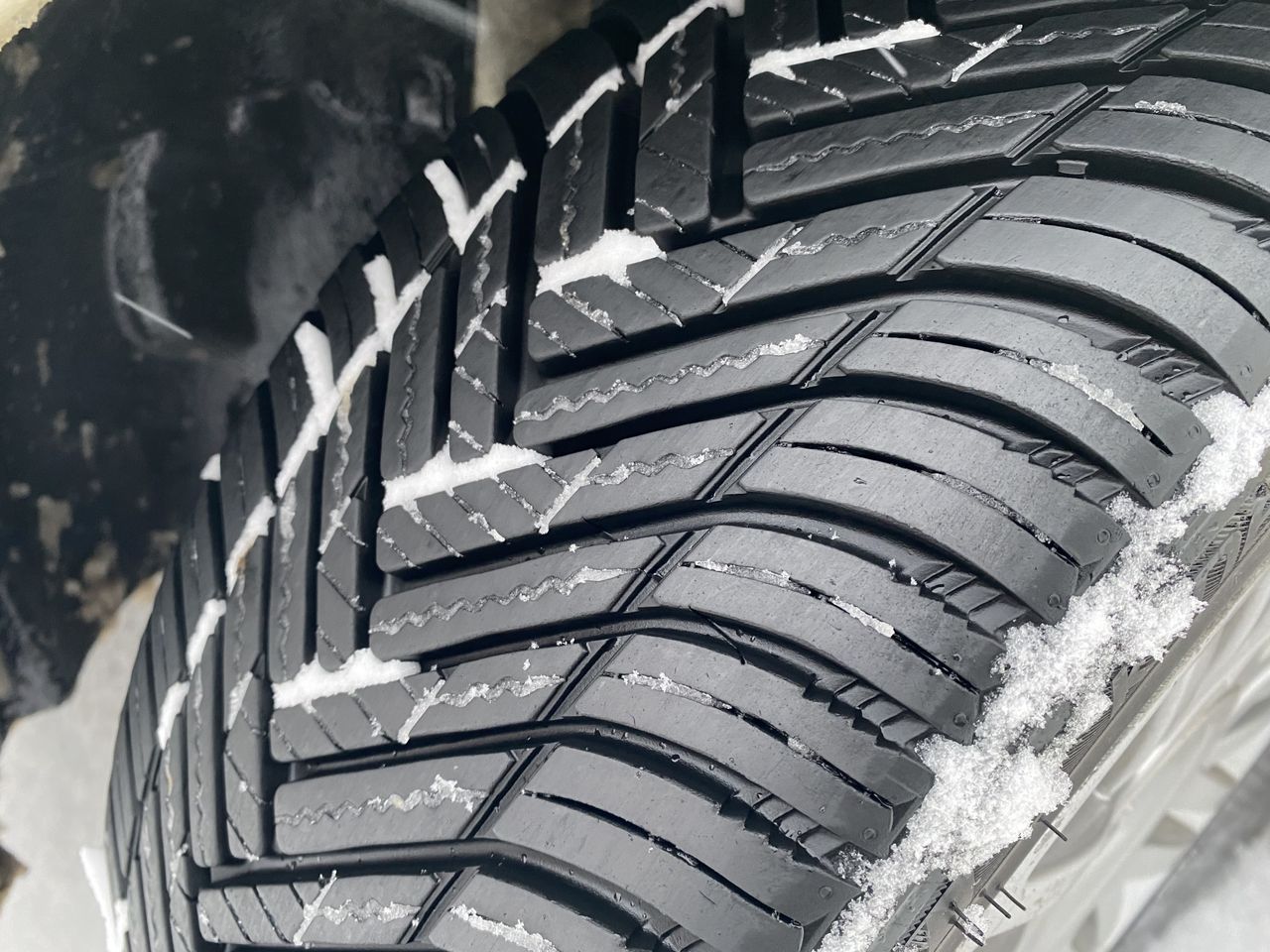 All-season tires are performing increasingly well in tests, so they are also on the market.