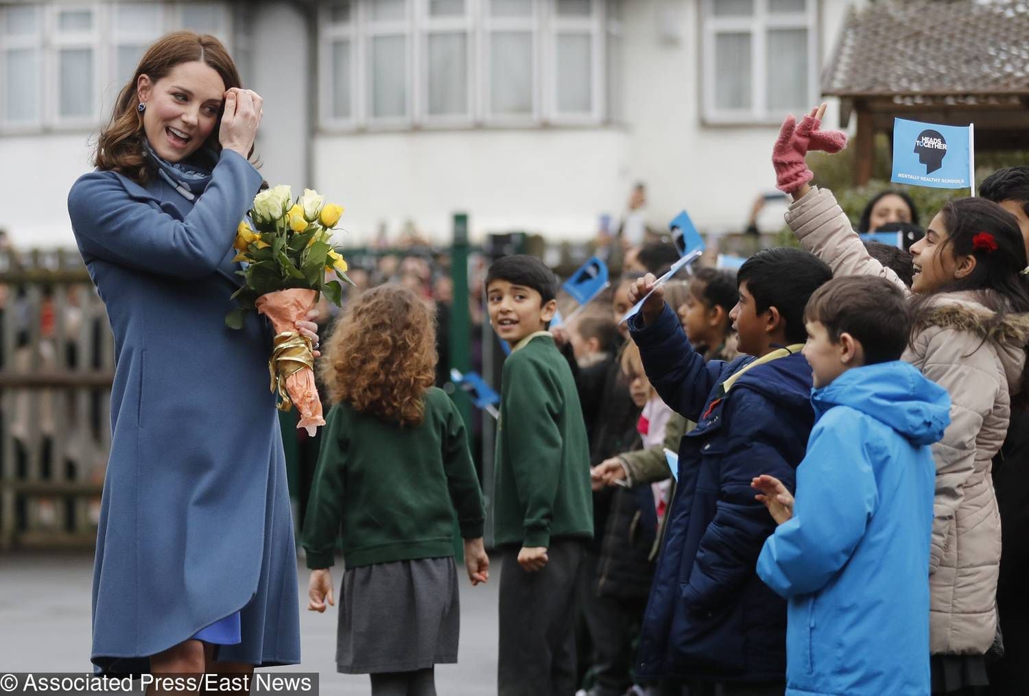 Księżna Kate w niebieskim płaszczu
