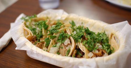 Taco z kurczakiem, serem i sałatą (miękkie)