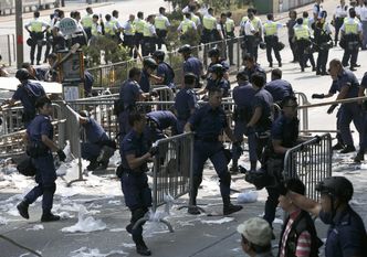 Protesty w Hongkongu. Policja usuwa blokady stworzone przez demonstrantów