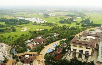 Luksus made in China. Zobacz największe pole golfowe świata