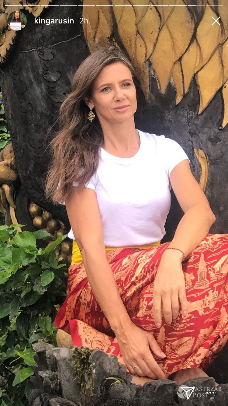 Kinga Rusin na Bali ze smokiem w tle