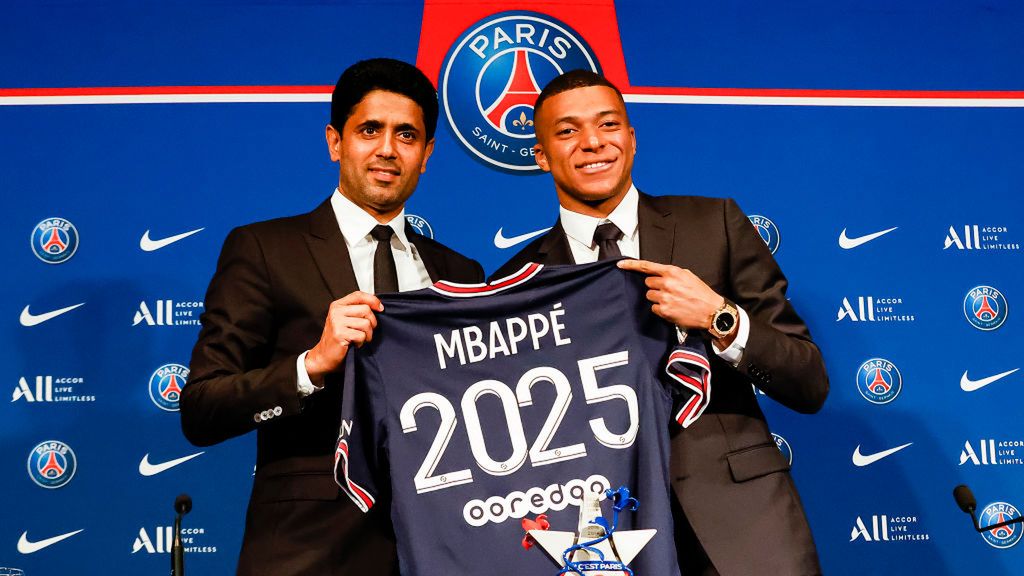 Od lewej: Nasser Al-Khelaifi i Kyllian Mbappe