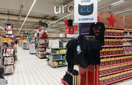 Odzież z podobizną Kerfusia w sklepach Carrefour