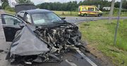 Zderzenie osobówki z naczepą ciężarówki na W824. Utrudnienia w ruchu i objazdy w Uściążu