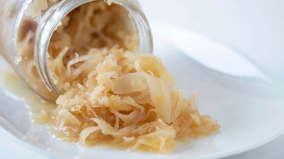 Czym jest biały nalot na kapuście kiszonej? 