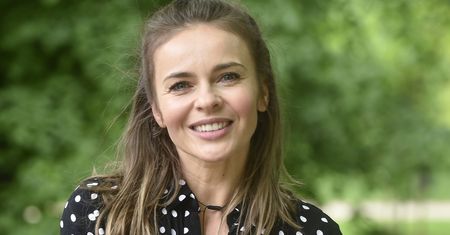 Edyta Herbuś w stroju kąpielowym. W tle bajkowy widok