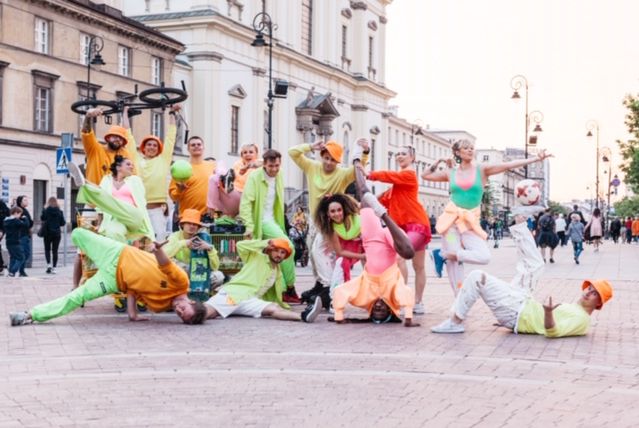 Modowy performance na ulicach Warszawy