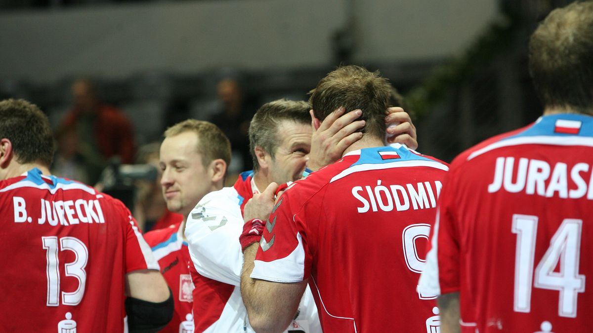 Na zdjęciu (w centrum): Bogdan Wenta i Artur Siódmiak po wygranym meczu z Norwegią podczas MŚ 2009
