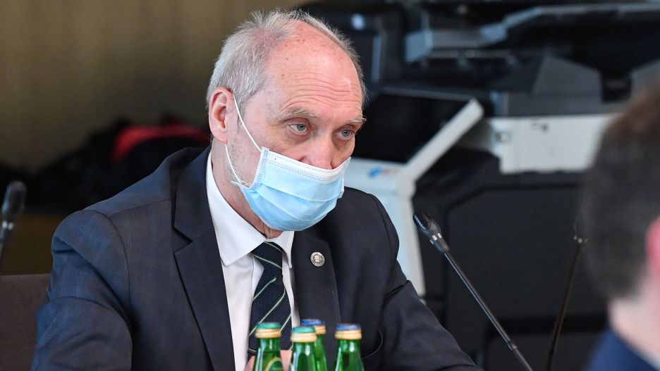 Warszawa, 27.04.2021. Poseł PiS, przewodniczący podkomisji do spraw ponownego zbadania przyczyn i okoliczności katastrofy z 10 kwietnia 2010 r. Antoni Macierewicz podczas posiedzenia sejmowej Komisji Obrony Narodowej w Warszawie, 27 bm. Posłowie wysłuchali informacji ministra obrony narodowej o działaniach podkomisji do ponownego zbadania katastrofy samolotu Tu-154M zaistniałej w dniu 10
kwietnia 2010 r. w Smoleńsku, a w szczególności o
efektach pracy tej podkomisji, zmianach w składzie
osobowym i kosztach jej funkcjonowania. (kf) PAP/Radek Pietruszka