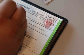 Krosno Odrzańskie. Kierowca lexusa wjechał na pasy kiedy byli tam piesi. Wszystko na oczach policjantów
