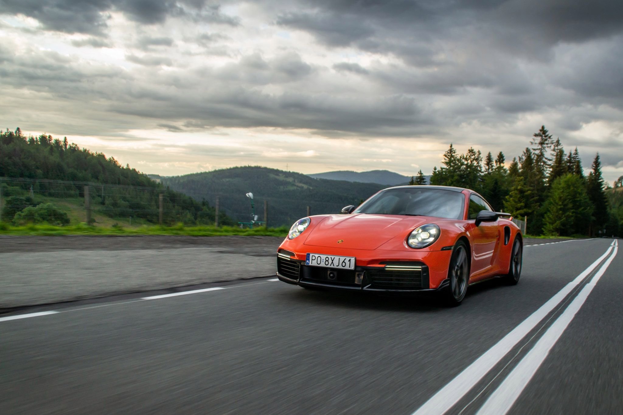 Porsche 911 992 Turbo S też potrafi być oszczędne. Okazało się, że praktycznie w każdych warunkach pali tyle samo, co 997 Turbo.  Na drodze krajowej komputer wskazał nawet 7,1 l/100 km!
