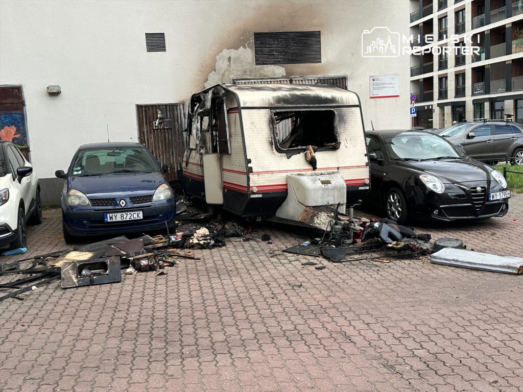 Spalona przyczepa kempingowa na Woli. Pożar objął także zaparkowane samochody
