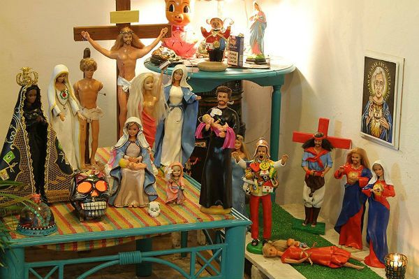 Artyści przerobili lalki na postaci religijne. Barbie jako Matkę Boską. Ken to Jezus