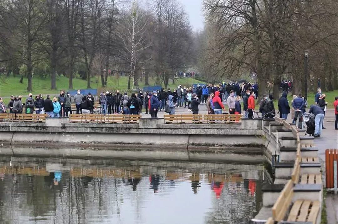 Śląskie. Tłumy chętnych ustawiły się od sobotniego rana w kolejce do punktu szczepień w Parku Śląskim w Chorzowie.