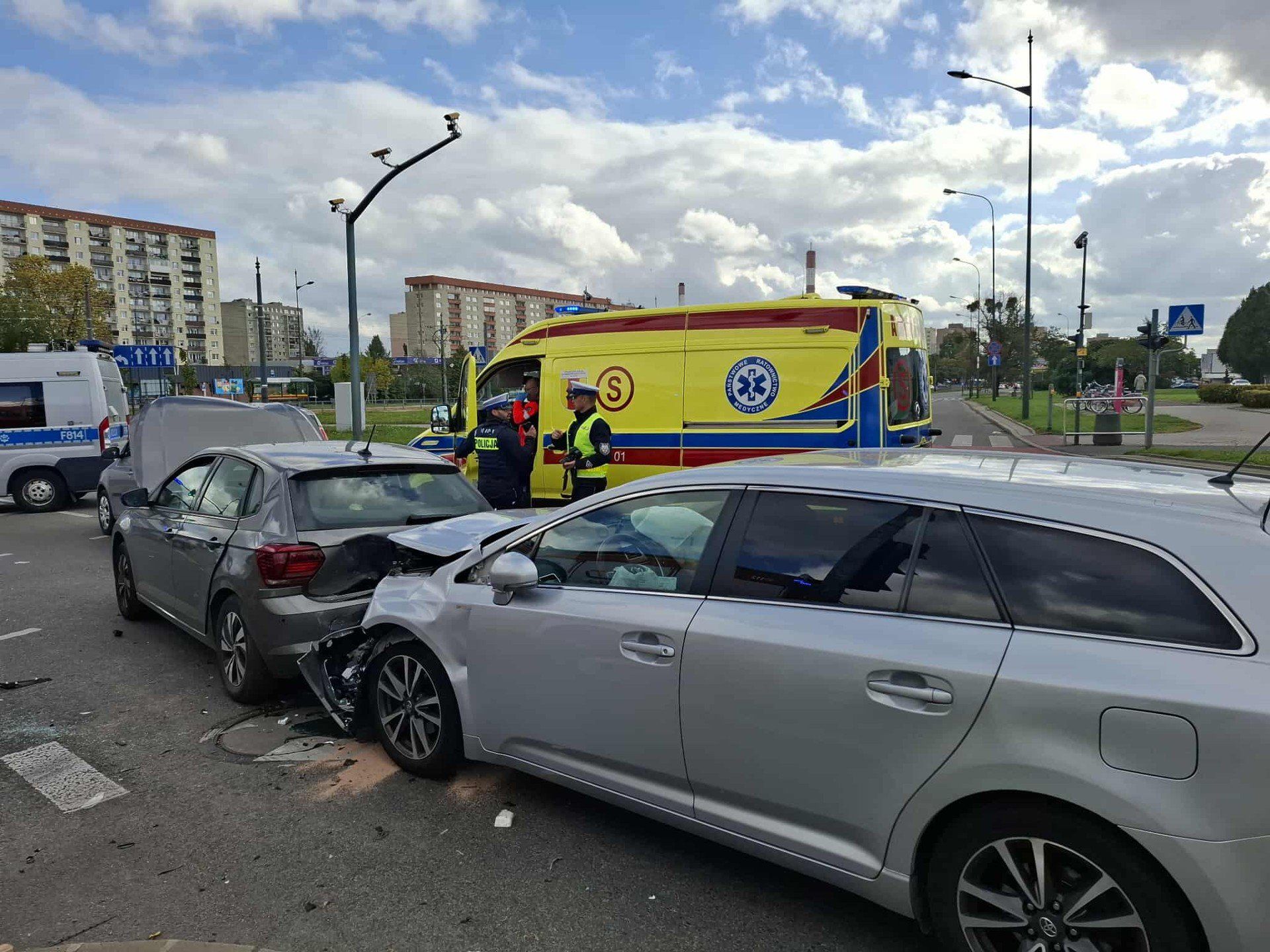 Wypadek w Łodzi zderzenie - 3 samochodów na rondzie Inwalidów