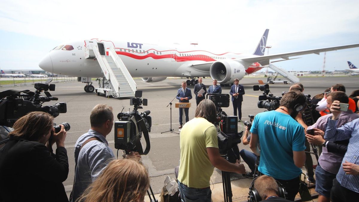 LOT z Meksyku do Warszawy był pasmem wpadek. W samolocie wysiadły oba silniki, musiał awaryjnie lądować