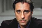 Andy Garcia i Rob Riggle z udawanymi policjantami