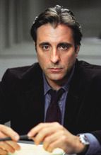 Andy Garcia i Rob Riggle z udawanymi policjantami