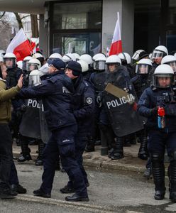 Policjant, który rzucał kostką w protestujących, zgłosił się na policję