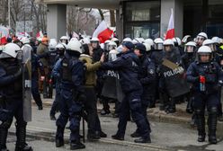 Policjant, który rzucał kostką w protestujących, zgłosił się na policję