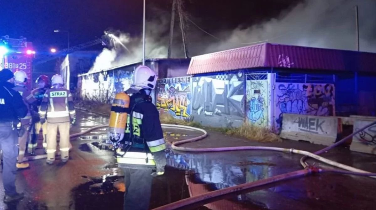 Pożar w nieczynnym sklepie w Konarzewie – na miejscu trzy zastępy straży pożarnej