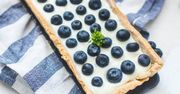 Na deser podaję tartę z borówkami. Przepis podpatrzyłam w lokalnej cukierni. Rarytas znika do ostatniego okruszka
