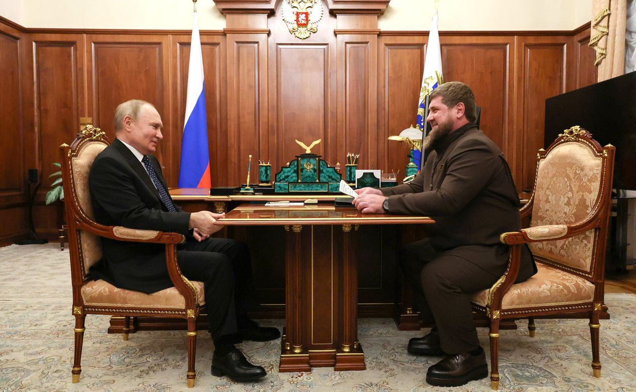 Nowe nagranie z Kremla. Putin trzyma stół, Kadyrow cały się trzęsie