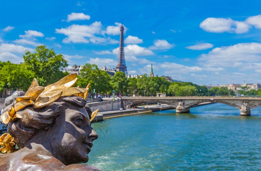 Widok na Paryż z Mostu Aleksandra III nad Sekwaną