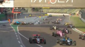 Części aż latały w powietrzu. Kraksa 15 samochodów