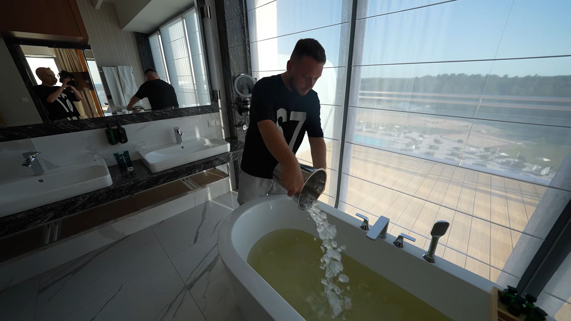Książulo relacjonuje pobyt w Hotelu Gołębiewskim w Pobierowie