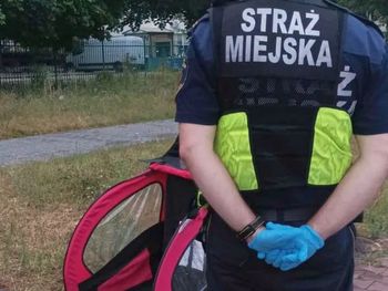 Warszawa. Pijany mężczyzna leżał na ścieżce rowerowej. Dwójka dzieci w przyczepce