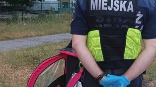 Warszawa. Pijany mężczyzna leżał na ścieżce rowerowej. Dwójka dzieci w przyczepce