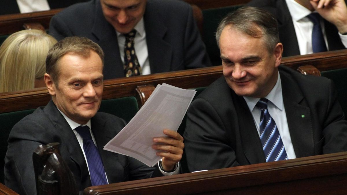 Zdaniem rządu PiS - umowa podpisana przez Waldemara Pawlaka kosztowała Polskę 1 mld zł za dużo