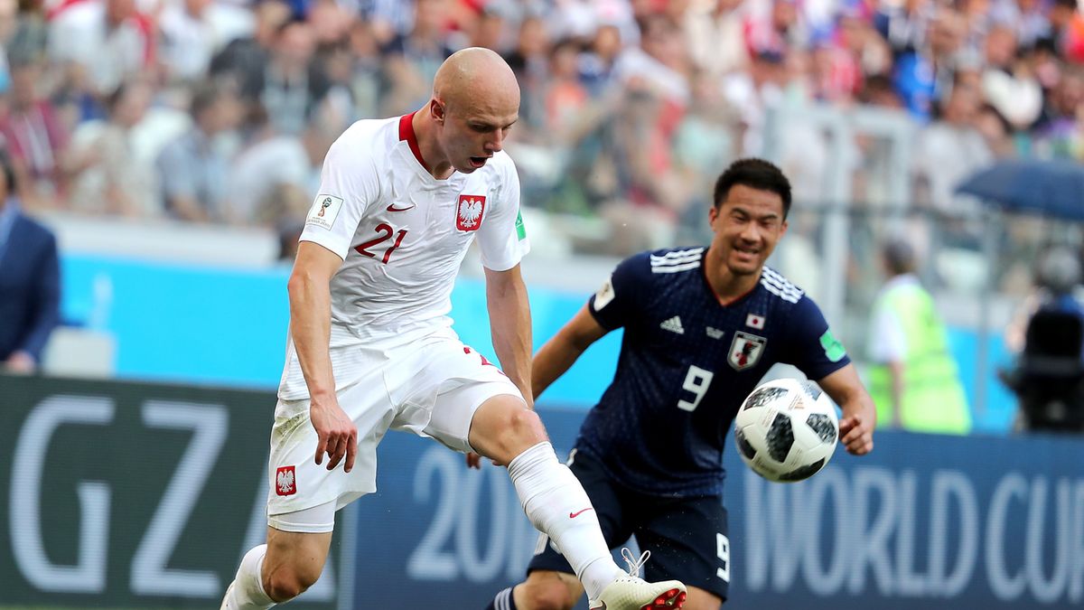 PAP/EPA / ZURAB KURTSIKIDZE / Na zdjęciu: Rafał Kurzawa (z lewej) oraz Shinji Okazaki (z prawej)