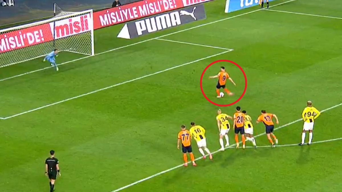 Twitter / beIN SPORTS Turkiye / Na zdjęciu: strzał Piątka