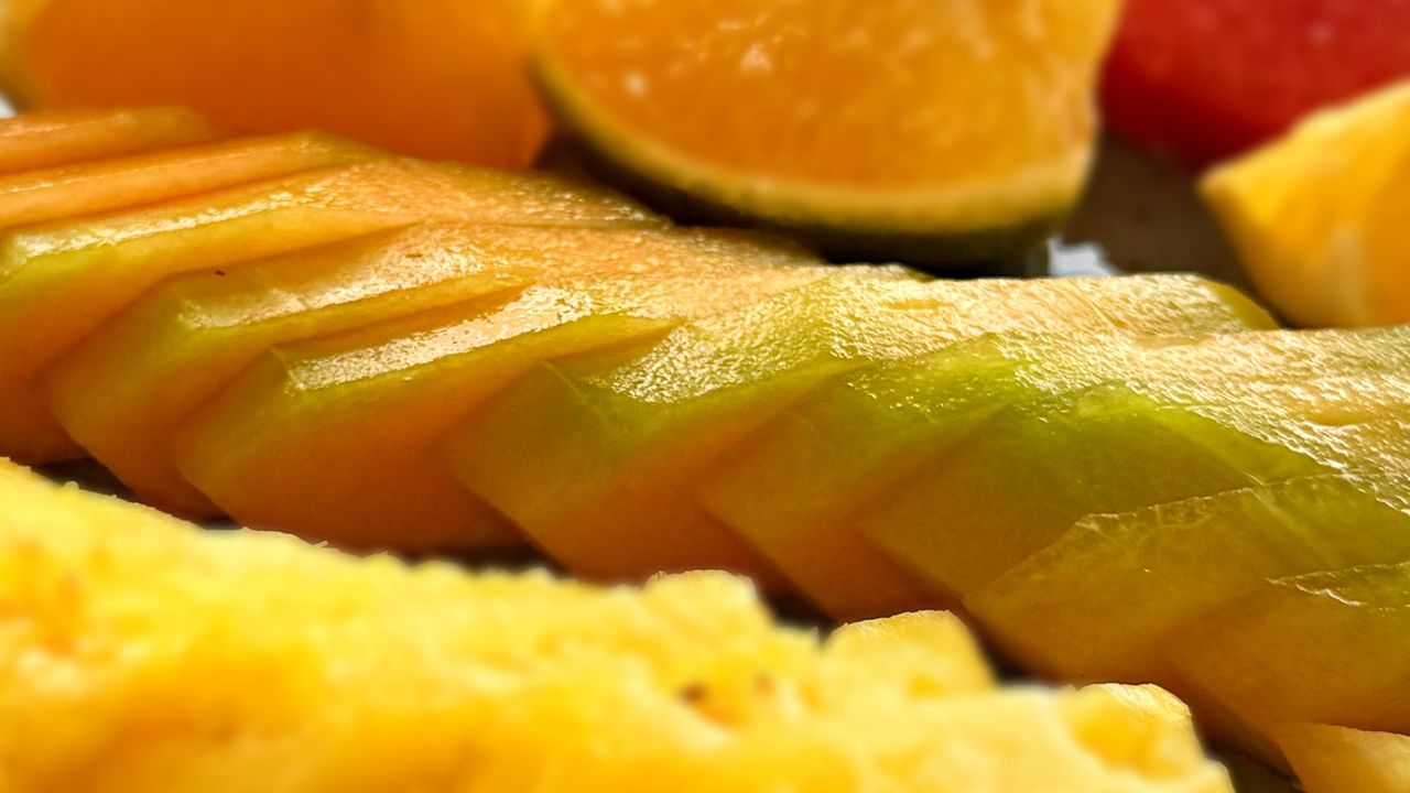 Nawadnia i odżywia organizm. Kiedy melon może zaszkodzić?