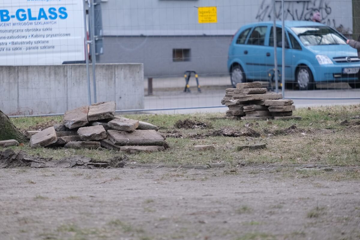 Skwer im. Arcybiskupa Życińskiego ogrodzony, rusza przebudowa