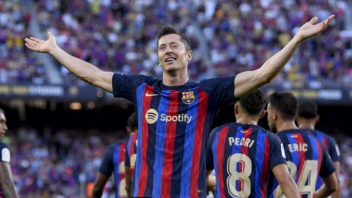BARCELONA, SPAIN - AUGUST 28: Barcelona's Polish forward Robert Lewandowski celebrates his goal during the Spanish âLa Ligaâ match between FC Barcelona vs Real Valladolid at the Spotify Camp Nou stadium on August 28, 2022 in Barcelona, Spain. (Photo by Adria Puig/Anadolu Agency via Getty Images)