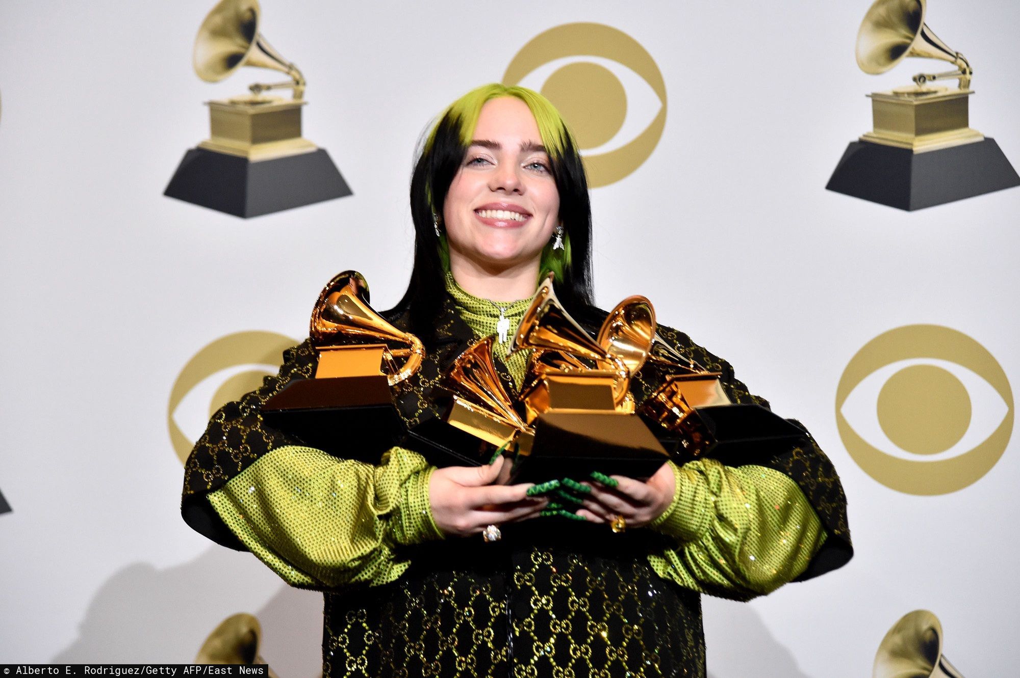 Billie Eilish pozująca z Grammy