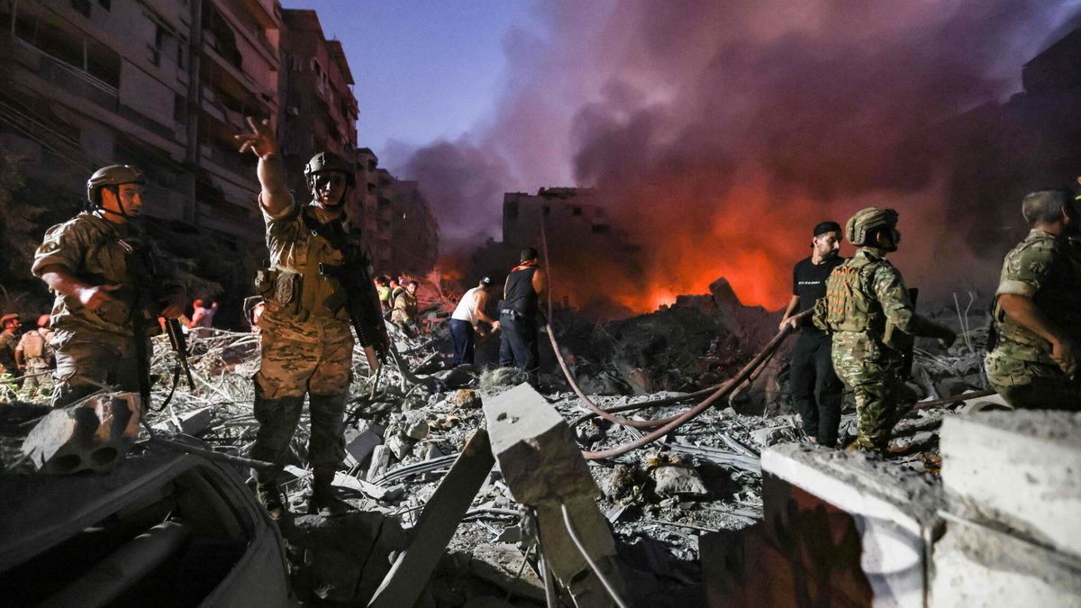 Izraelski atak na Liban
Lebanese army soldiers gather over the rubble of a levelled buildings as people flight the flames, following Israeli air strikes in the Haret Hreik neighbourhood of Beirut's southern suburbs on September 27, 2024. A source close to Hezbollah said the massive Israeli strikes on Beirut's southern suburbs flattened six buildings. (Photo by Ibrahim AMRO / AFP)
IBRAHIM AMRO