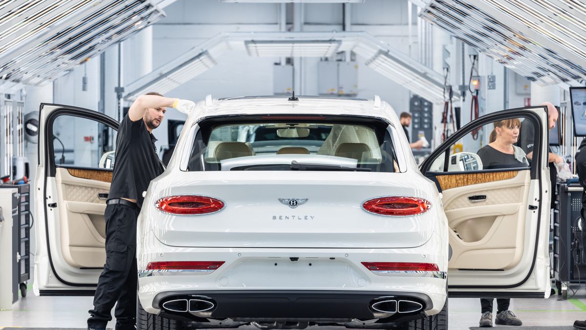 Bentley Bentayga podczas montażu