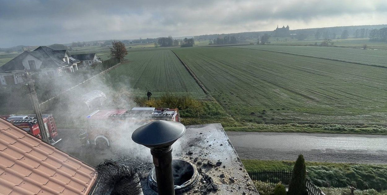 Pniewo: Dom zagrożony przez ogień w kominie. Strażacy ruszyli na ratunek