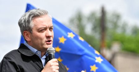 Wybory 2020. Robert Biedroń o atakach na LGBT: "Mama dzwoni do mnie co kilka godzin i pyta, czy wszystko jest okej"