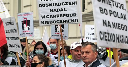 "Nie chcemy być niewolnikami". Pracownicy sieci handlowych wyszli na ulicę