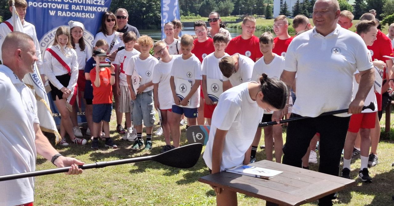 WOPR Radomsko rozpoczął sezon. Było ślubowanie ratowników, „chrzciny” dla nowo przyjętych, klaps wiosłem i ratownicze zawody