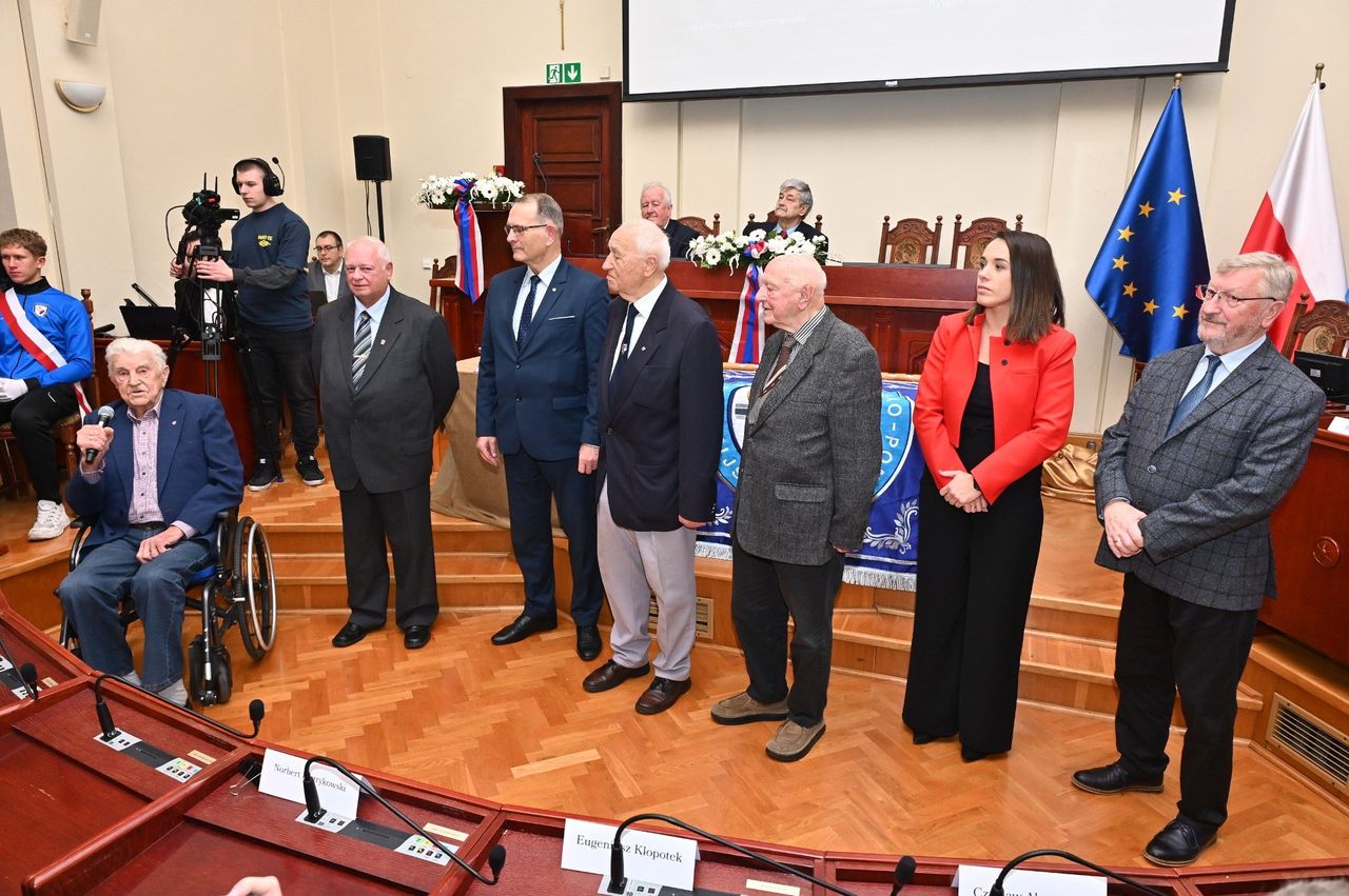 Bydgoszcz: Kujawsko-Pomorska Rada Olimpijska świętowała jubileusz. Nowy sztandar, odznaczenia i mnóstwo wspomnień