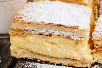 Kup ciasto francuskie i upiecz banalnie prostą kremówkę z jabłkami